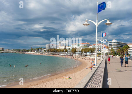 Beach and beach promenade, Saint-Raphael, Var, Provence-Alpes-Cote d`Azur, France, Europe Stock Photo